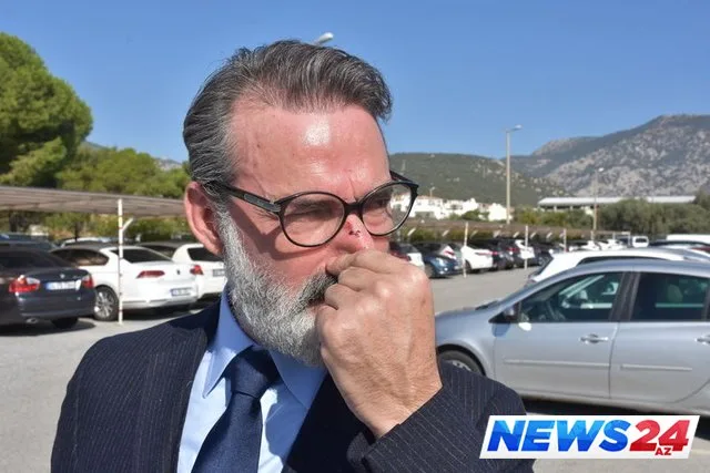 Polis tele-aparıcını döyüb