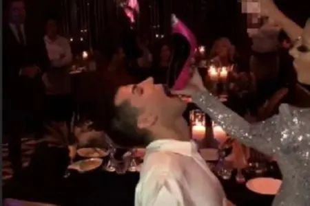 Kerimcan Durmaza ayaqqabıdan içki içirtdilər