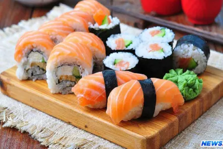 Yaponiya restoranında masaya gətirilən suşi canlandı — VİDEO