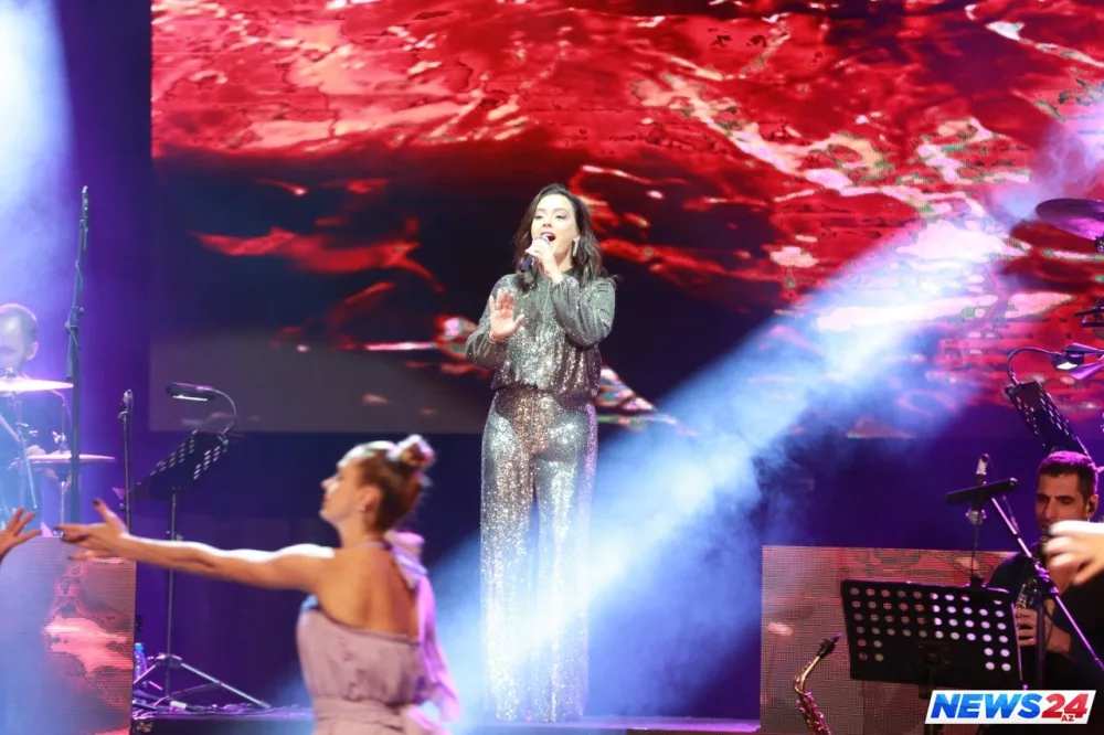 Ebru Gündeşin Bakı konsertindən - FOTOLAR