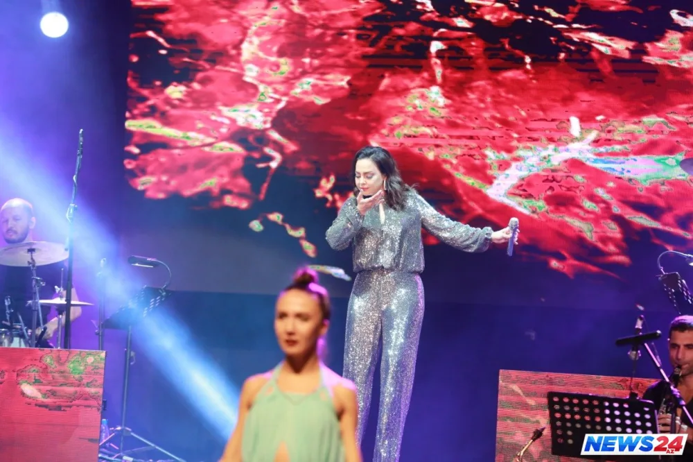 Ebru Gündeşin Bakı konsertindən - FOTOLAR
