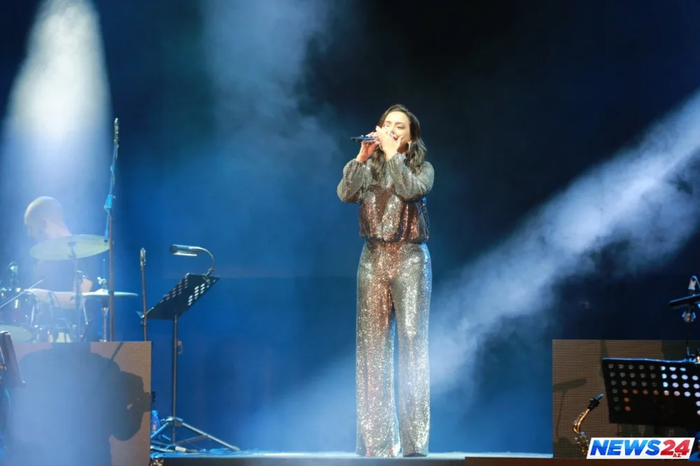 Ebru Gündeşin Bakı konsertindən - FOTOLAR