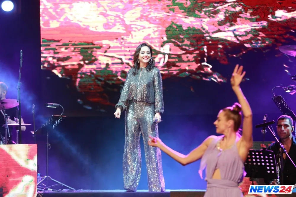 Ebru Gündeşin Bakı konsertindən - FOTOLAR