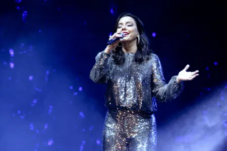 Ebru Gündeşin saray səhnəsində büdrədiyi an - VİDEO