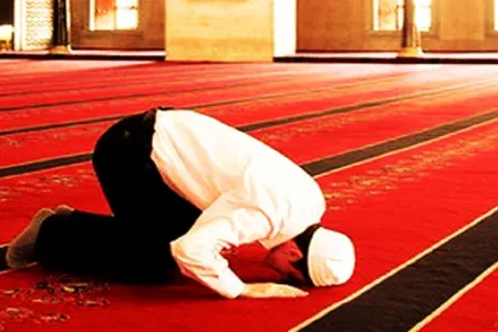 Milyonlarla müsəlmanın yaşadığı ölkədə namaz qılmaq qadağan edildi