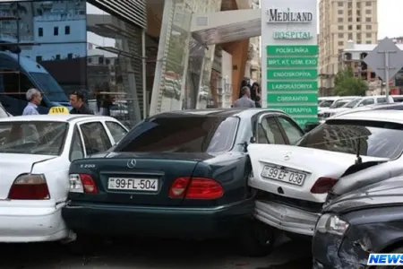 Bakıda zəncirvari qəza: 5 avtomobil toqquşdu - VİDEO