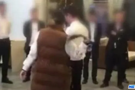 Çində biabırçılıq: Müdir işçilərini kəmərlə döyüb böcək yedizdirdi – Video