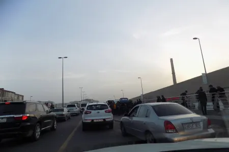 Bakıda minik avtomobilinin vurduğu piyada “Zil”in altına düşərək ölüb