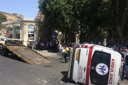 Azərbaycanda təcili yardım maşını aşdı - 5 nəfər xəsarət aldı