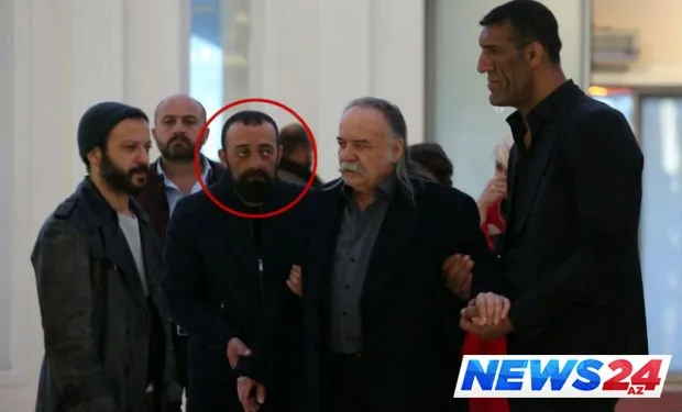 “İçerde” serialının ulduzu anasına baxmaq üçün küçədə smit satır — FOTOLAR