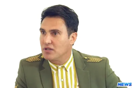 Nadir qocaldığını qəbul etmədi, aparıcını hədələdi: "Əlimdən xəta çıxarma" - VİDEO