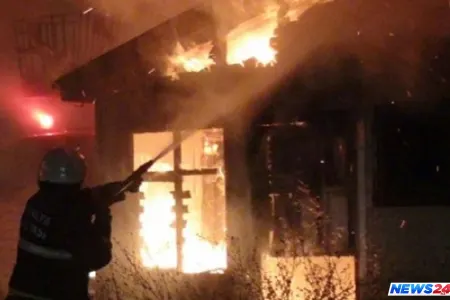 Sökülməkdə olan evlər yandı - Bakıda