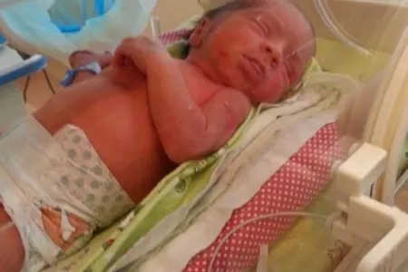 Azərbaycanda dəhşət: Ana körpəsinin göbəyini qayçı ilə...