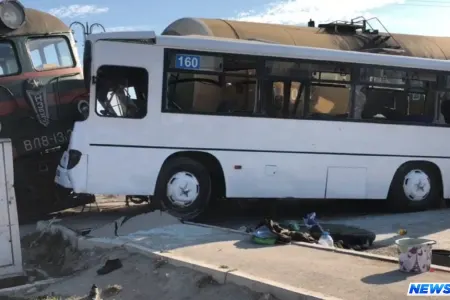 160 saylı avtobus qatarla toqquşmaqdan son anda qurtuldu - VİDEO