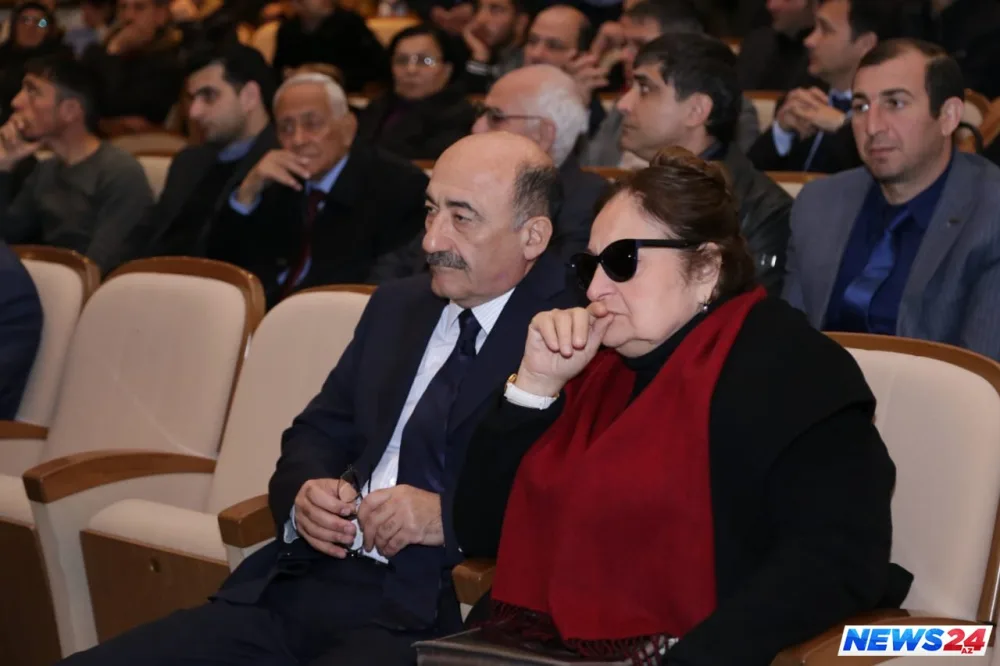 Flora Kərimova nazirin yerində oturubmuş - FOTO