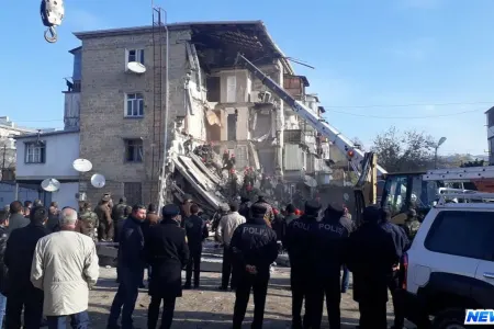 Gəncədə yaşayış binasında partlayış baş verib - VİDEO