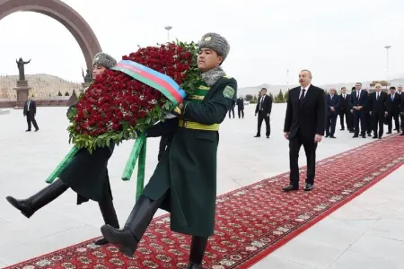 Prezident İlham Əliyev Aşqabadda “Xalq xatirəsi” memorial kompleksini ziyarət edib