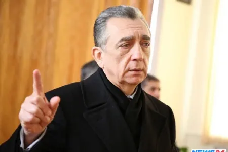 Eldar Əzizov məmuru cəzalandırıb