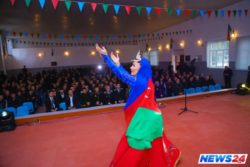 Məşhurlar məhbusların görüşünə getdi – FOTOLAR - VİDEO
