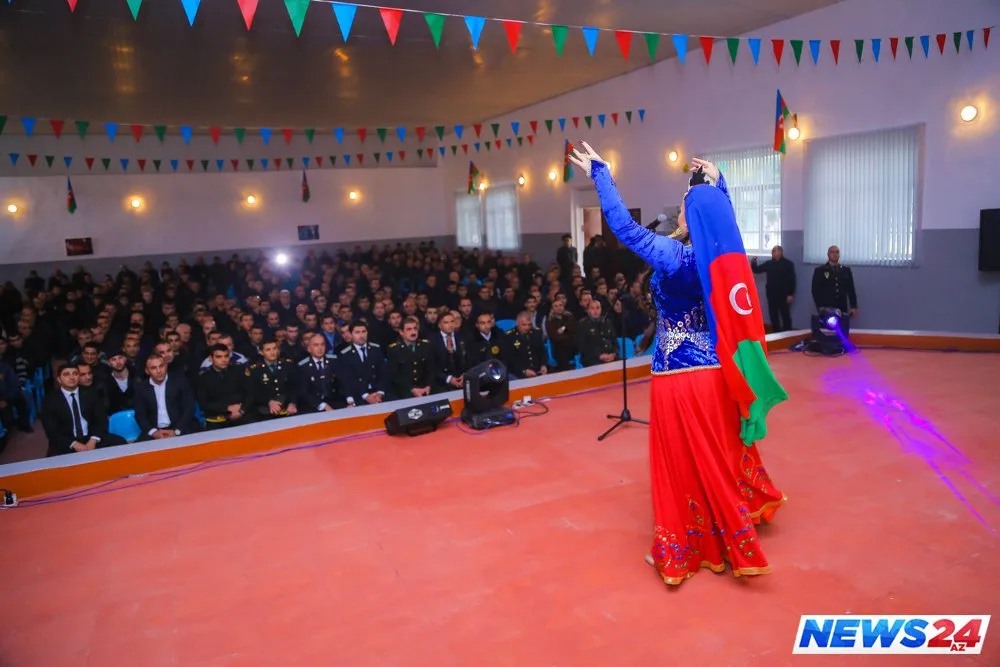Məşhurlar məhbusların görüşünə getdi – FOTOLAR - VİDEO