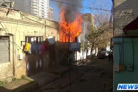 Bakıda yaşayış evi yanıb külə döndü - FOTO - VIDEO