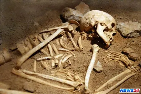 Qatara skeletlə mindi