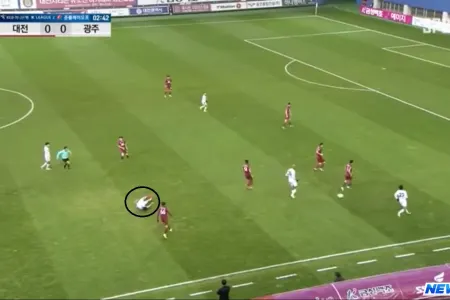 Cənubi Koreyada futbolçu oyun zamanı yıxılaraq boynunu qırıb - VİDEO