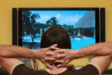 Polis qardaşını televizora baxmaq üstündə öldürən şəxsin şikayəti əsasında məhkəmə başlayıb