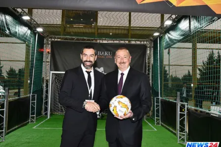 İlham Əliyev məşhur futbolçu ilə görüşüb - FOTO
