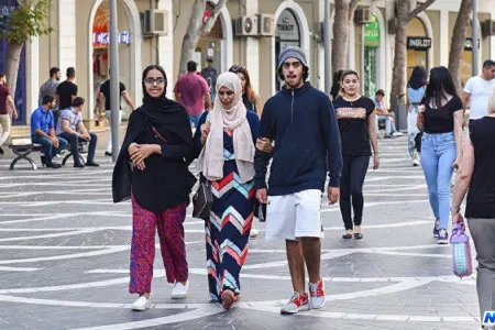 Ərəblər Bakıda bunu da etdi: "Tarqovı"da əllərində qılınc... - VİDEO