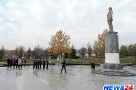 Azərbaycan Hərbi Hava Qüvvələrinin komandanı Ankarada Heydər Əliyev Parkını ziyarət edib