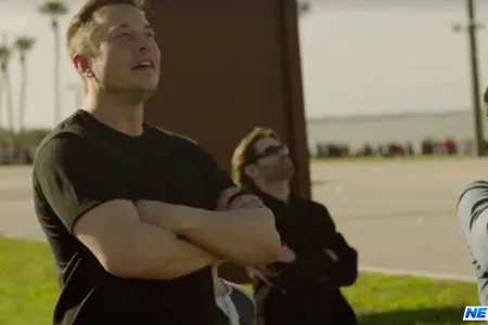 İlon Mask “Falcon 9”un enişini göstərdi - VİDEO