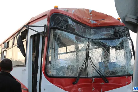 Bakıda məktəbliləri aparan avtobus qəzaya düşdü - Xəsarət alanlar var