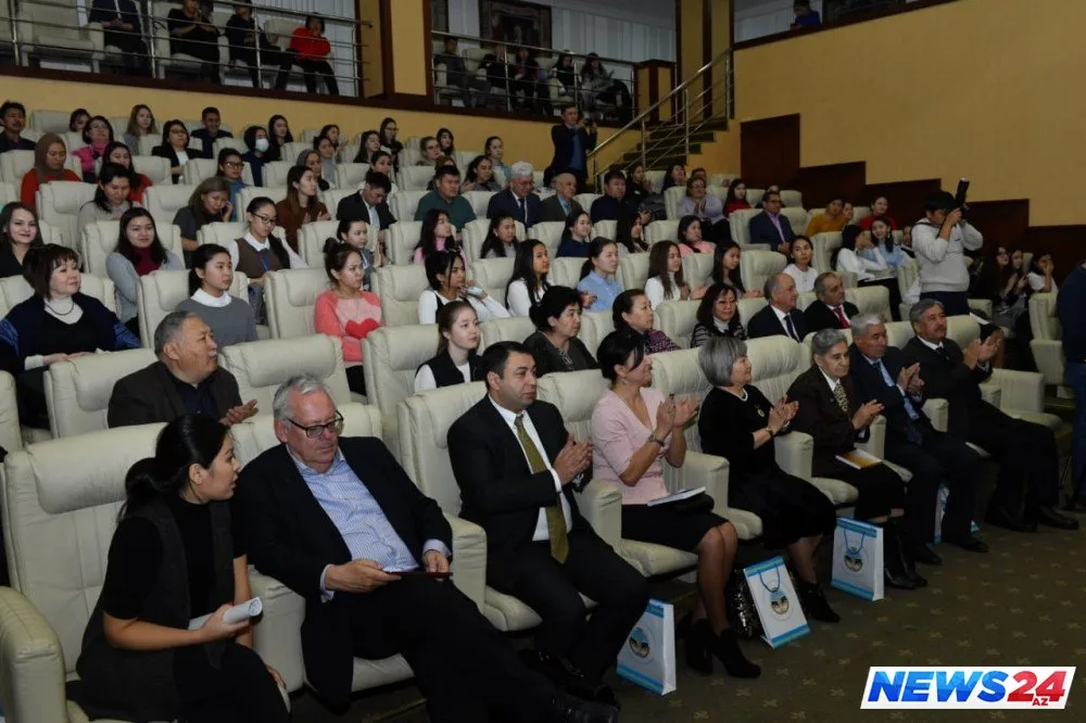 Hüseyn Cavidin şeirləri qazax dilində çap olunub - FOTOLAR