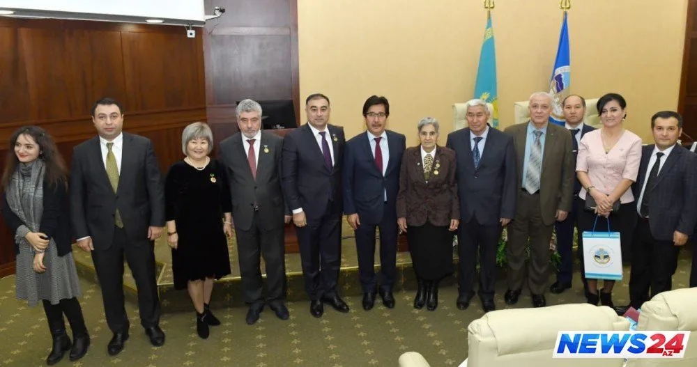 Hüseyn Cavidin şeirləri qazax dilində çap olunub - FOTOLAR