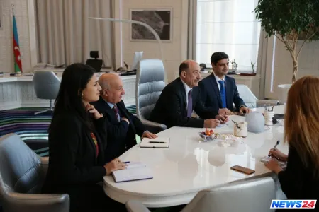 Əbülfəs Qarayev Ceyhun Hacıbəylinin Bakıda səfərdə olan varisləri ilə görüşüb