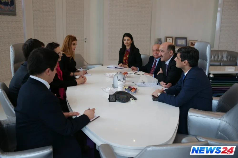 Əbülfəs Qarayev Ceyhun Hacıbəylinin Bakıda səfərdə olan varisləri ilə görüşüb