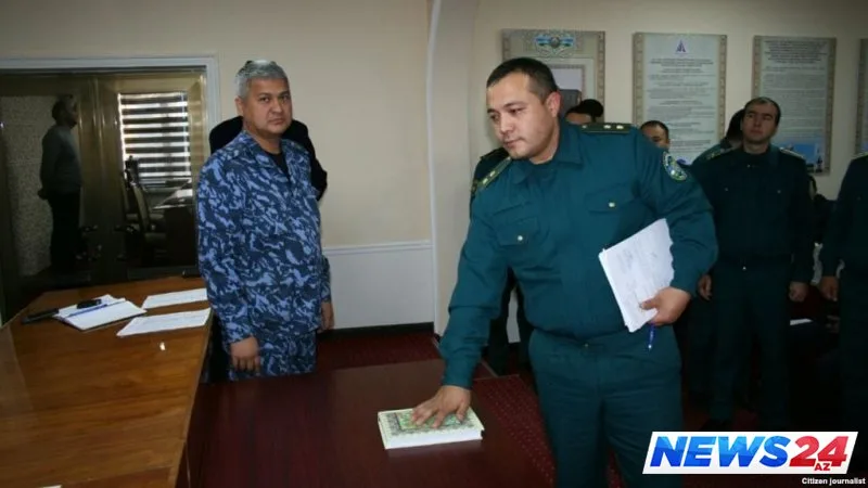 Polislər rüşvət almayacaqlarına dair Qurana əl basdılar - FOTO
