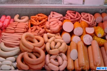 Qocalıb ölən inəklərin ətini yeyirik? — Kolbasa və sosislərlə bağlı ŞOK İDDİA - VİDEO