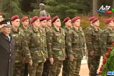 Əsgər Heydər Əliyev babasının məzarının önündə - VİDEO