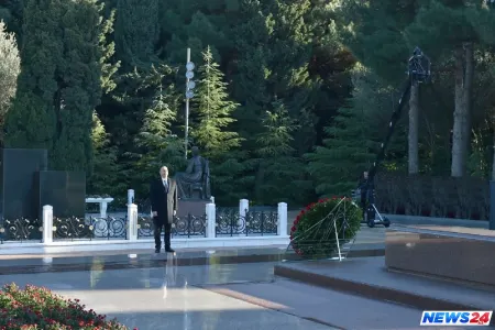 Prezident İlham Əliyev ümummilli lider Heydər Əliyevin məzarını ziyarət edib