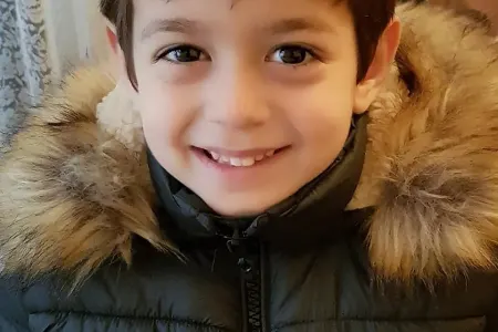Azərbaycanlı məşhurun oğlu qətlə yetirilən atasının səccadəsində namaz qıldı - FOTO