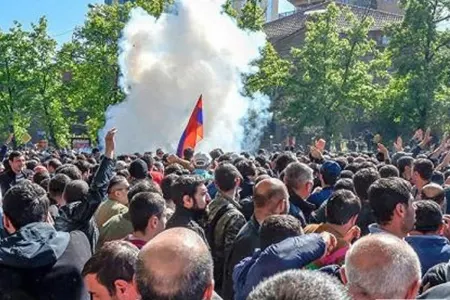 Erməni gənclər əsgər getməmək üçün aksiya keçirdir