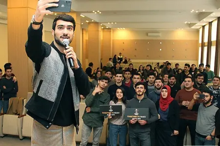 Mahir Mədətov Avroliqanın finalı ilə əlaqədar tələbələrlə görüşüb