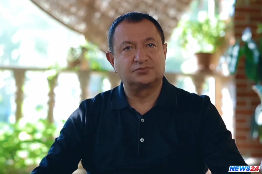 Azərbaycanlı müğənninin maşınını partlatdılar. Özü içində olub - FOTO