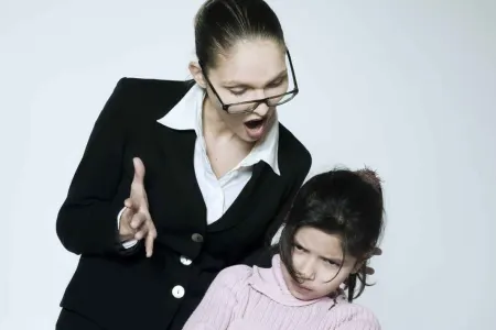 Azərbaycanda müəllim şagirdi vəhşicəsinə döydü