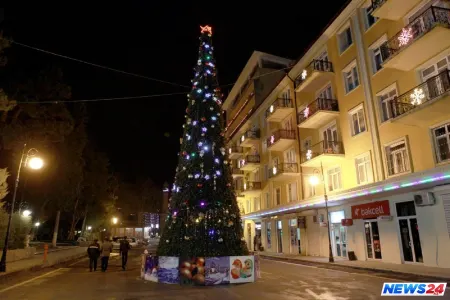 Yeni ilin gəlişi ilə əlaqədar Şəkinin park və meydanları bayramsayağı bəzədilib