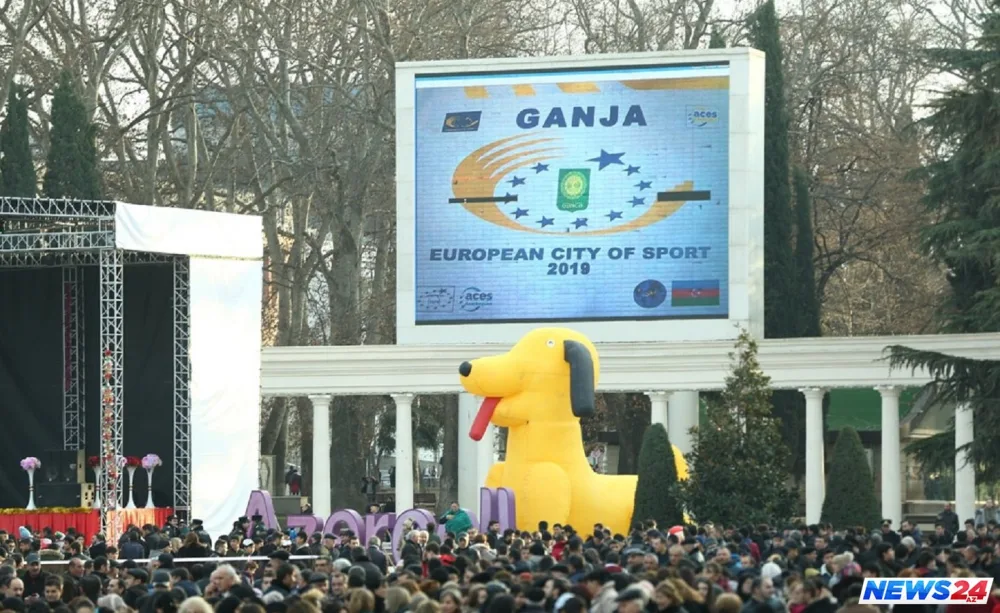 Gəncədə Dünya Azərbaycanlılarının Həmrəyliyi Günü və Yeni il qeyd olunub - FOTO