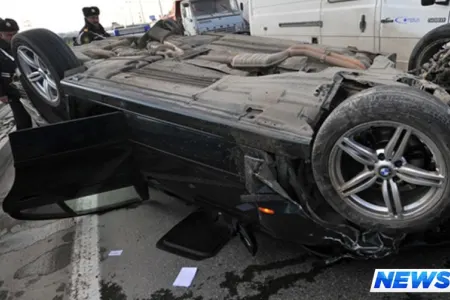 Ağsuda qəzaya uğrayan maşından həkim belə çıxarıldı -VİDEO-( 18+)