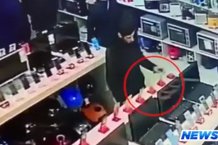 Paytaxt mağazalarının birində mobil telefon oğurlandı: Görüntülər ANBƏAN - VİDEO